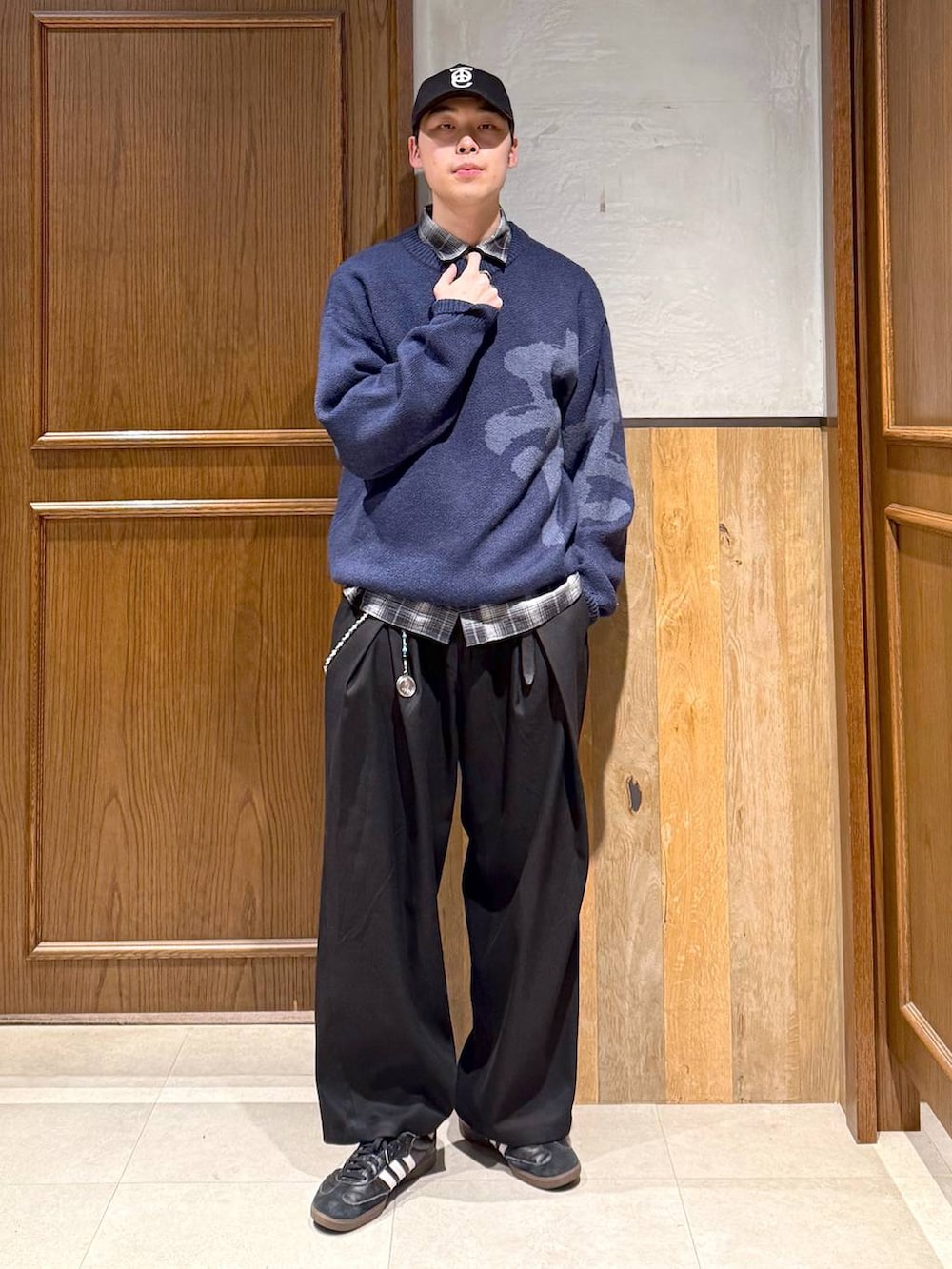 ブラック系のシャツ/ブラウス、ブラック系のスラックス、ブルー系のニット/セーターを着用したメンズの秋コーディネートの3枚目の写真