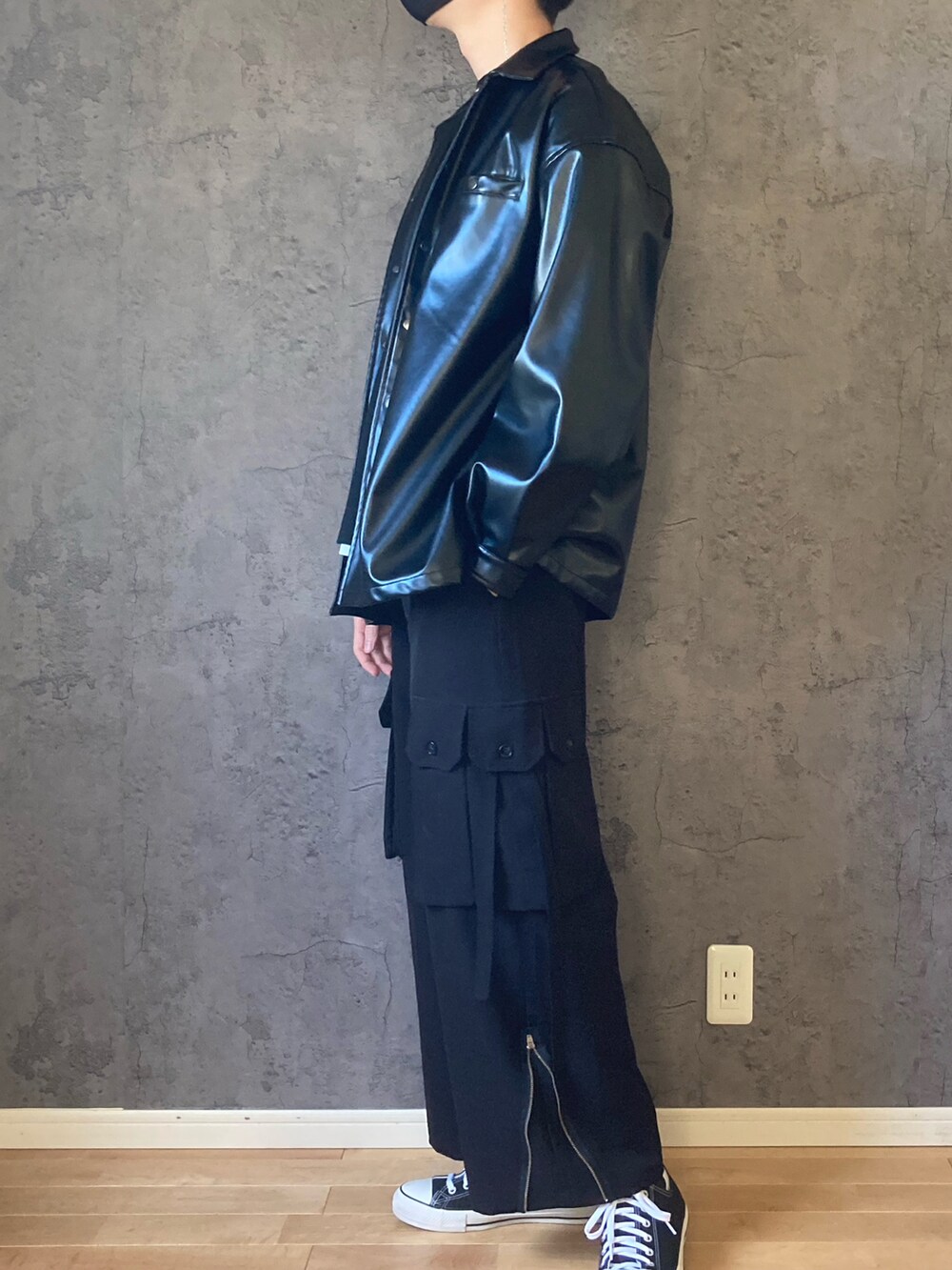 ブラック系のTシャツ/カットソー、ブラック系のその他アウター、ブラック系のショルダーバッグを着用したメンズの冬コーディネートの3枚目の写真