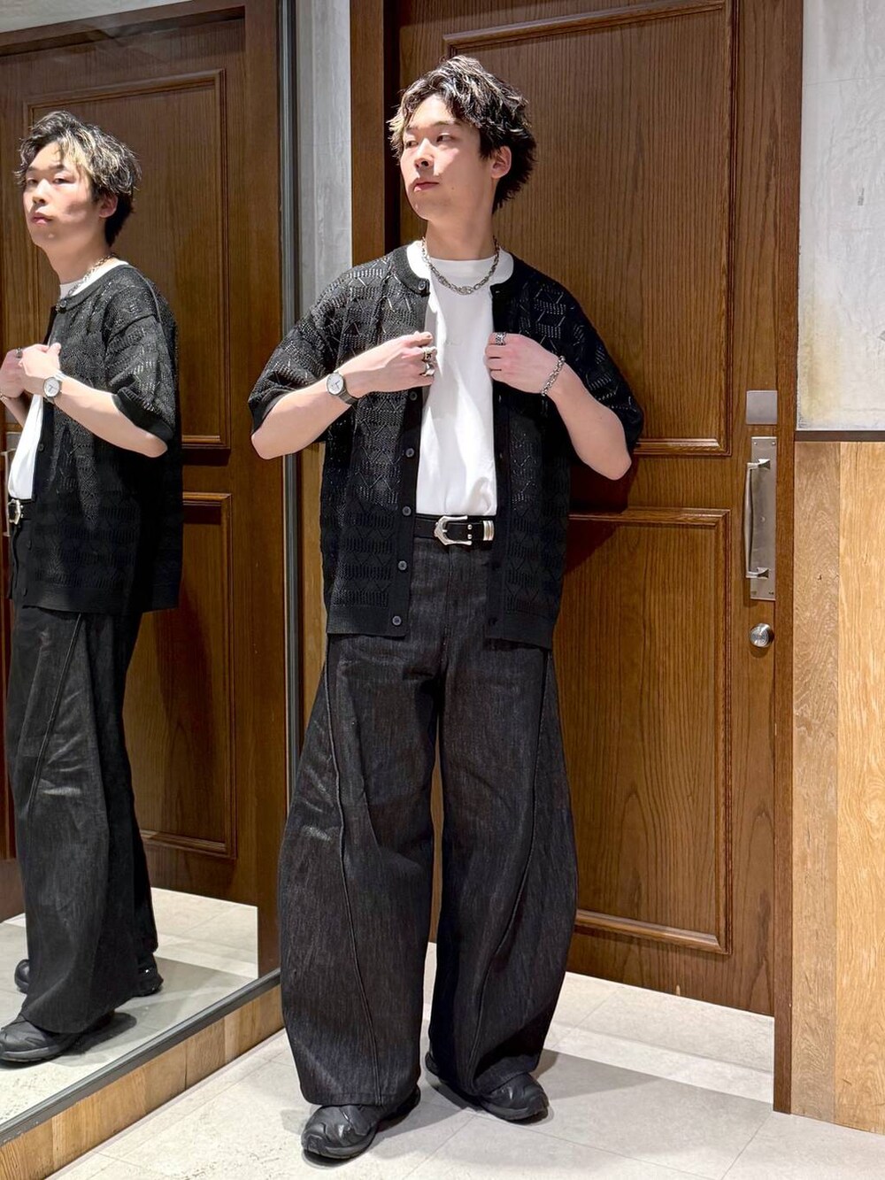 ホワイト系のTシャツ/カットソー、ブラック系のデニムパンツ、ブラック系のカーディガン/ボレロを着用したメンズの春コーディネートの6枚目の写真