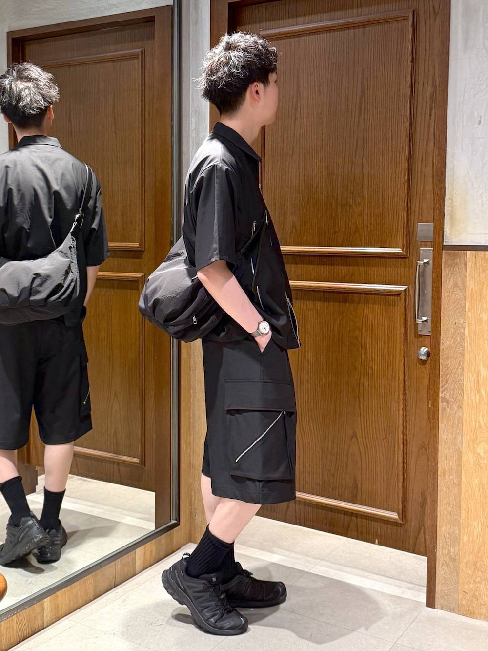 ブラック系のショルダーバッグ、ホワイト系のTシャツ/カットソー、ブラック系のシャツ/ブラウスを着用したメンズの春コーディネートの4枚目の写真