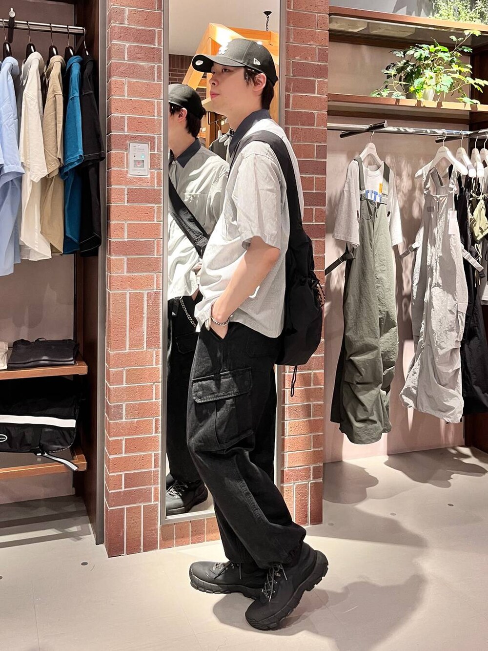 グレー系のデニムパンツ、ブラック系のショルダーバッグ、グレー系のシャツ/ブラウスを着用したメンズの夏コーディネートの6枚目の写真