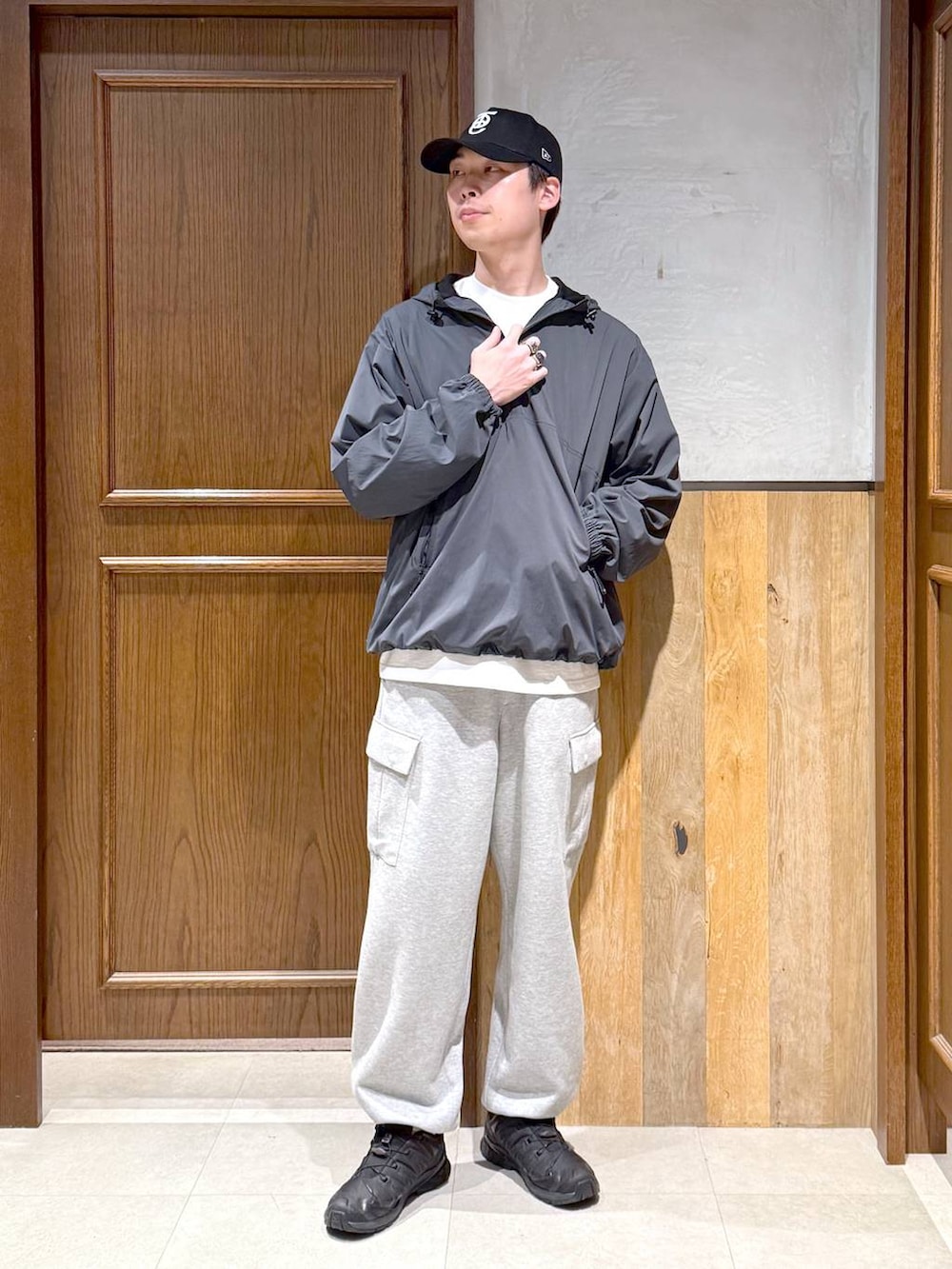 グレー系のナイロンジャケット、ホワイト系のTシャツ/カットソー、グレー系のスウェットパンツを着用したメンズの秋コーディネートの6枚目の写真