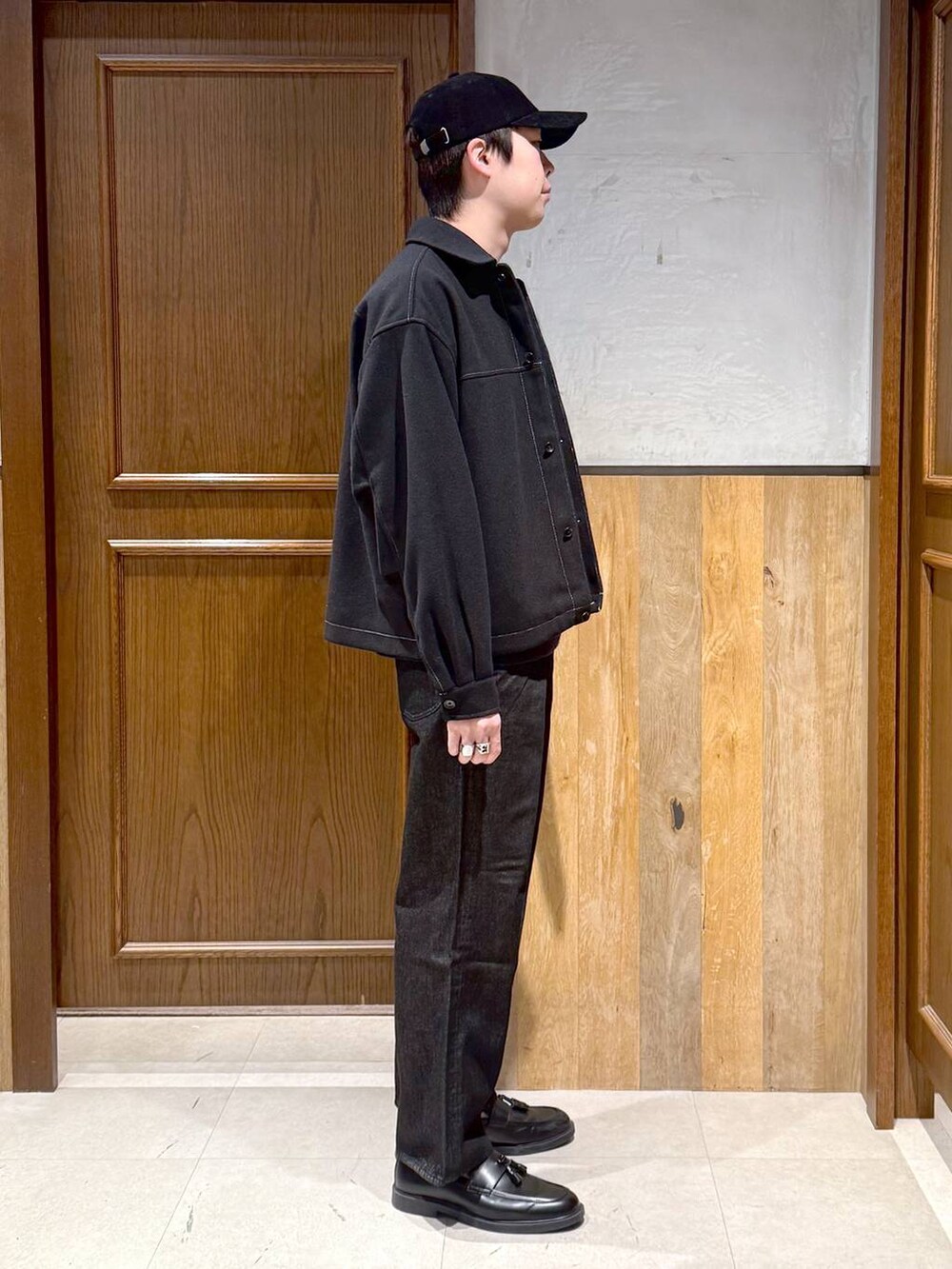 ブラック系のブルゾン、ブラック系のデニムパンツ、ブルー系のニット/セーターを着用したメンズの冬コーディネートの6枚目の写真