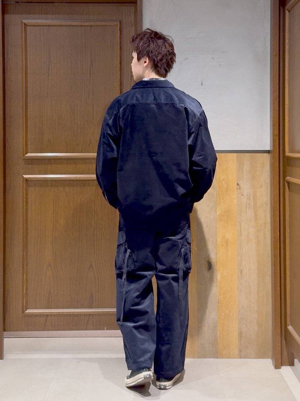 ブラック系のシャツ/ブラウス、ブルー系のカーゴパンツ、ブルー系のシャツ/ブラウスを着用したメンズの秋コーディネートの4枚目の写真