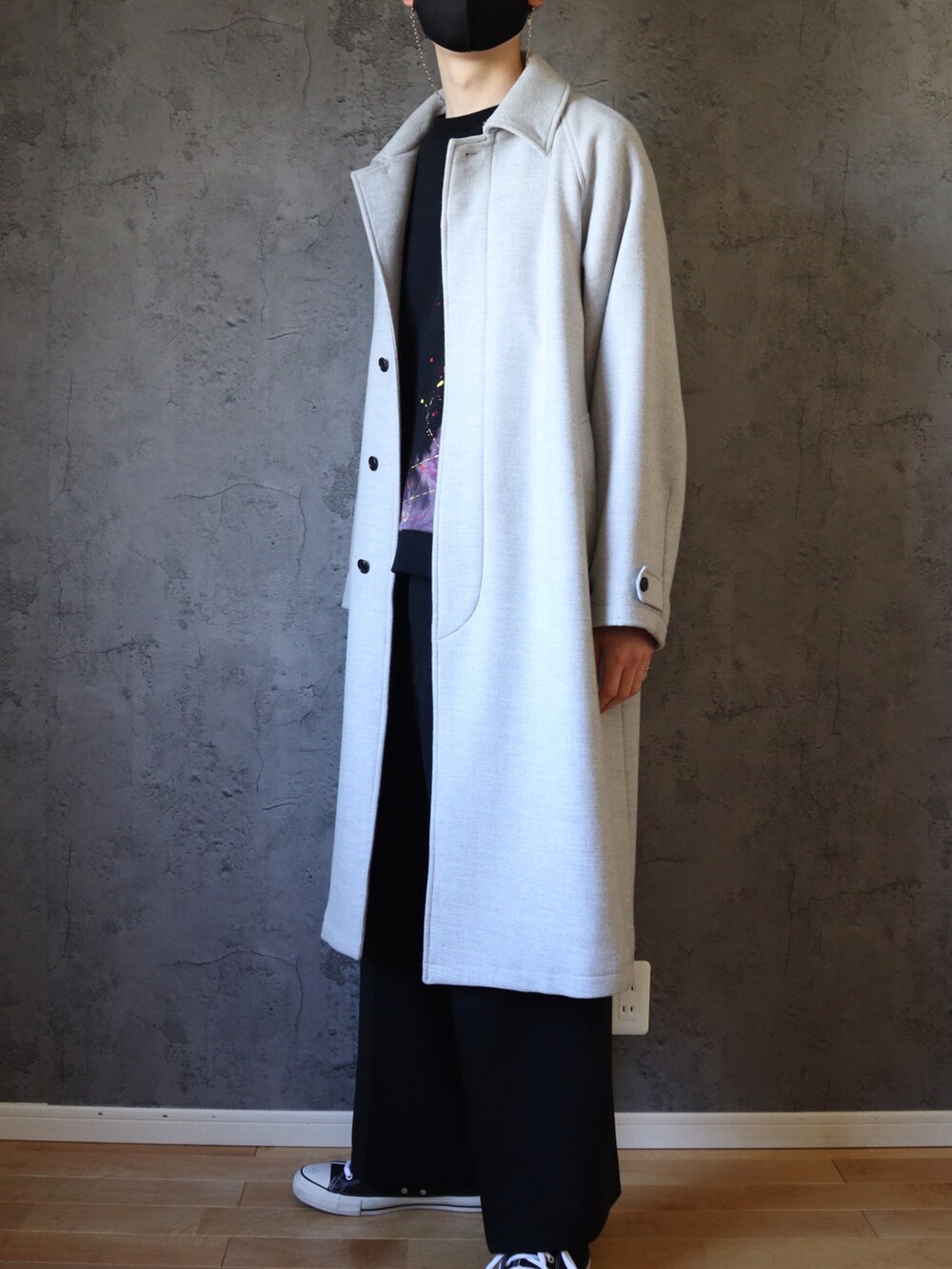 ブラック系のスウェット、グレー系のその他アウター、ブラック系のその他パンツを着用したメンズの冬コーディネートの2枚目の写真