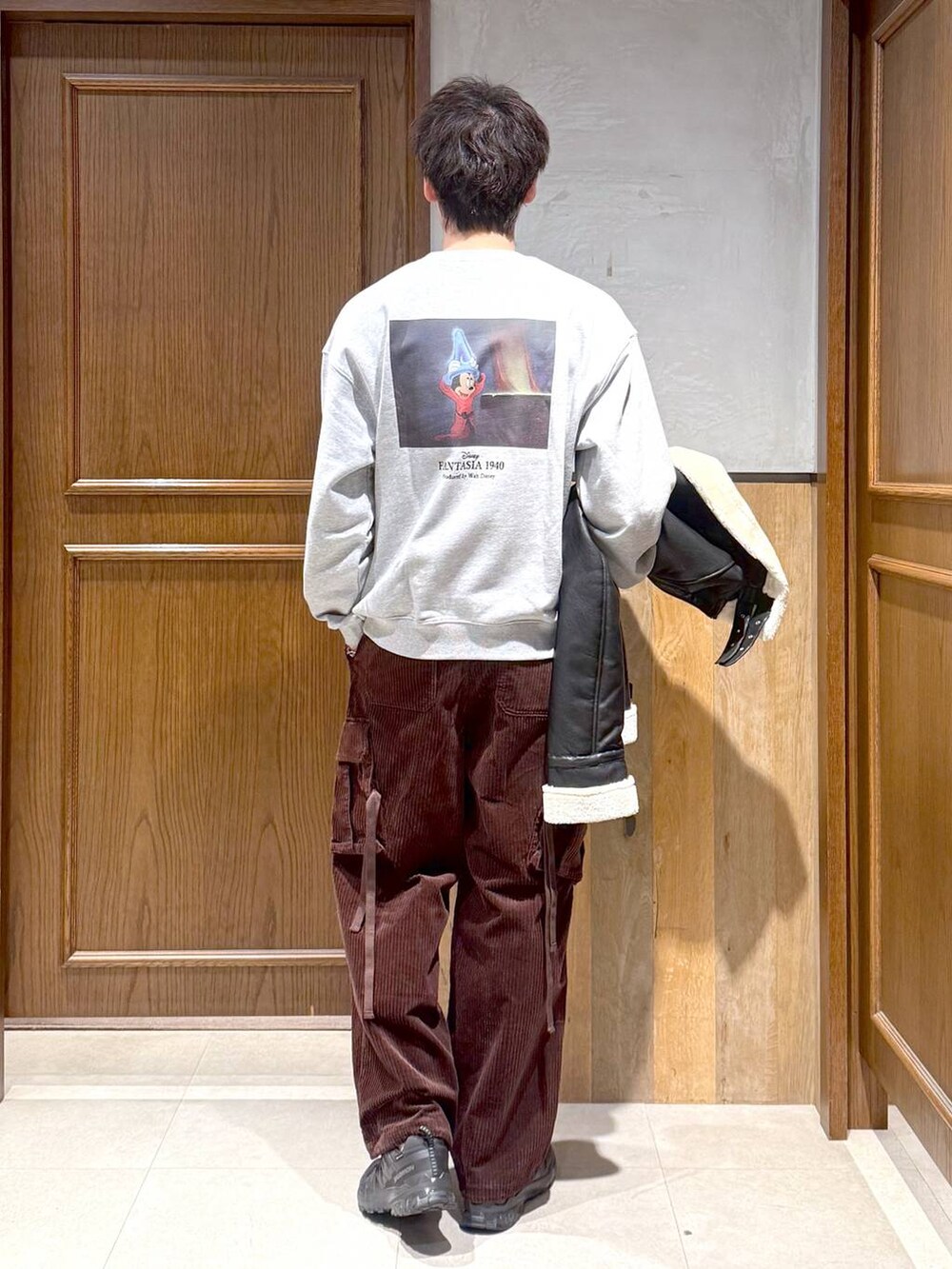 ブラウン系のカーゴパンツ、ブラック系のブルゾン、グレー系のスウェットを着用したメンズの秋コーディネートの2枚目の写真