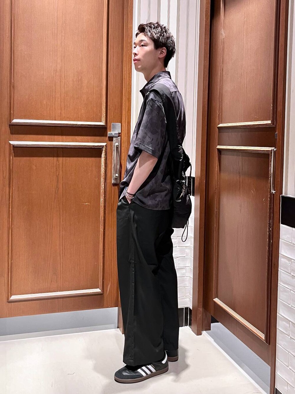 ブラック系のスラックス、ブラック系のシャツ/ブラウス、ブラック系のショルダーバッグを着用したメンズの夏コーディネートの3枚目の写真