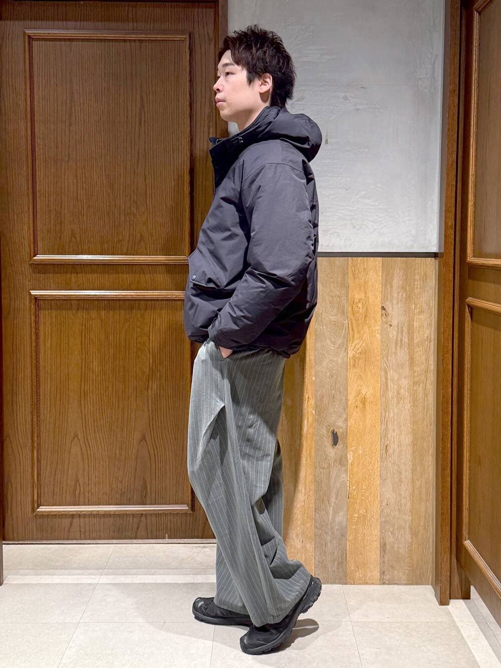 ブルー系のダウンジャケット/コート、その他のスウェット、グレー系のスラックスを着用したメンズの冬コーディネートの4枚目の写真