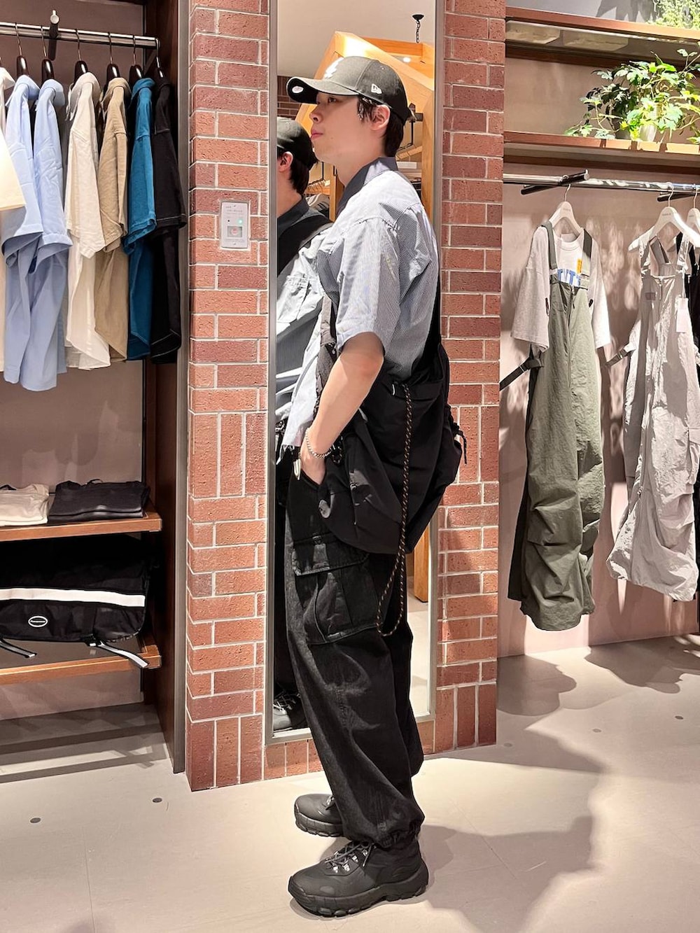 グレー系のデニムパンツ、ブラック系のショルダーバッグ、ブルー系のシャツ/ブラウスを着用したメンズの夏コーディネートの5枚目の写真