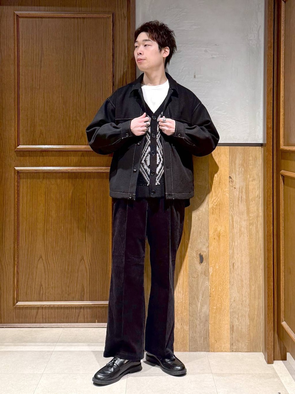 ブラック系のスラックス、ブラック系のブルゾン、ブラック系のカーディガン/ボレロを着用したメンズの秋コーディネートの7枚目の写真