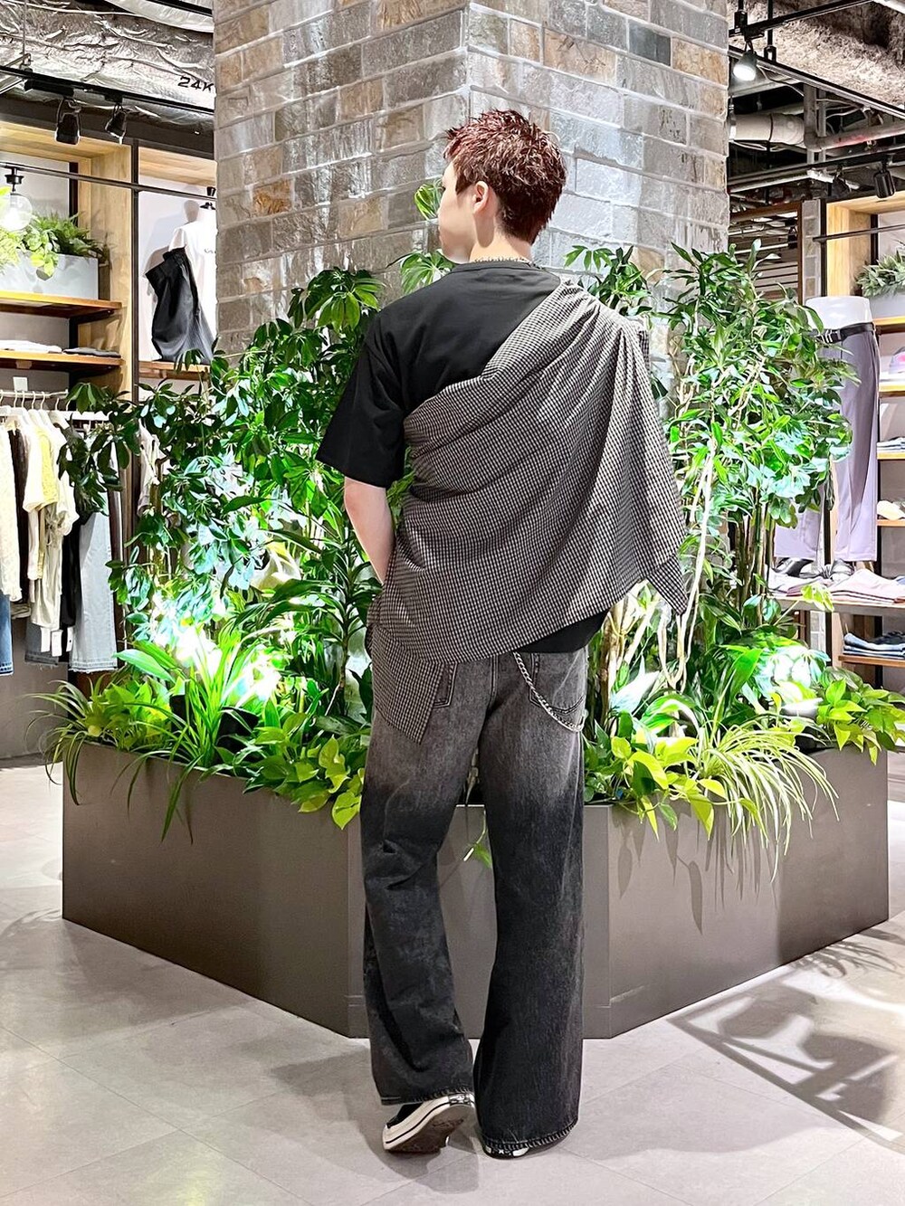 ブラック系のシャツ/ブラウス、グレー系のデニムパンツ、ブラック系のTシャツ/カットソーを着用したメンズの夏コーディネートの4枚目の写真