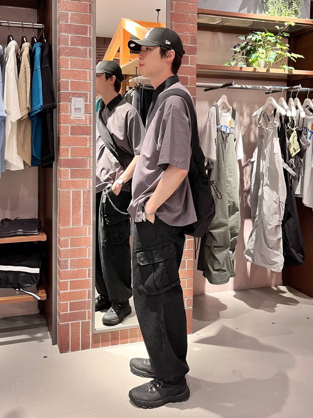 グレー系のデニムパンツ、ブラック系のショルダーバッグ、グレー系のシャツ/ブラウスを着用したメンズの夏コーディネートの5枚目の写真