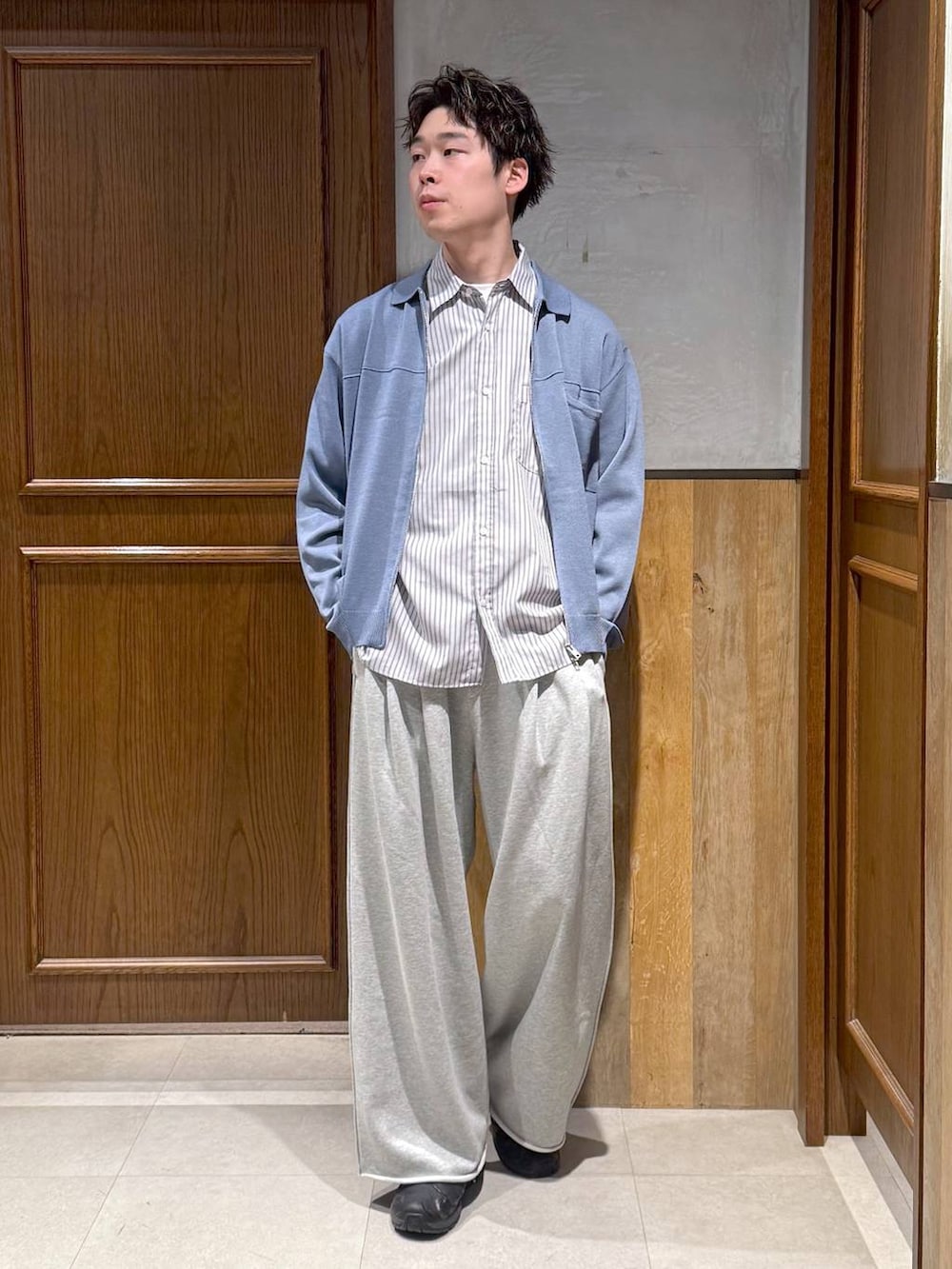 ホワイト系のシャツ/ブラウス、ブルー系のシャツ/ブラウス、グレー系のスウェットパンツを着用したメンズの春コーディネートの6枚目の写真