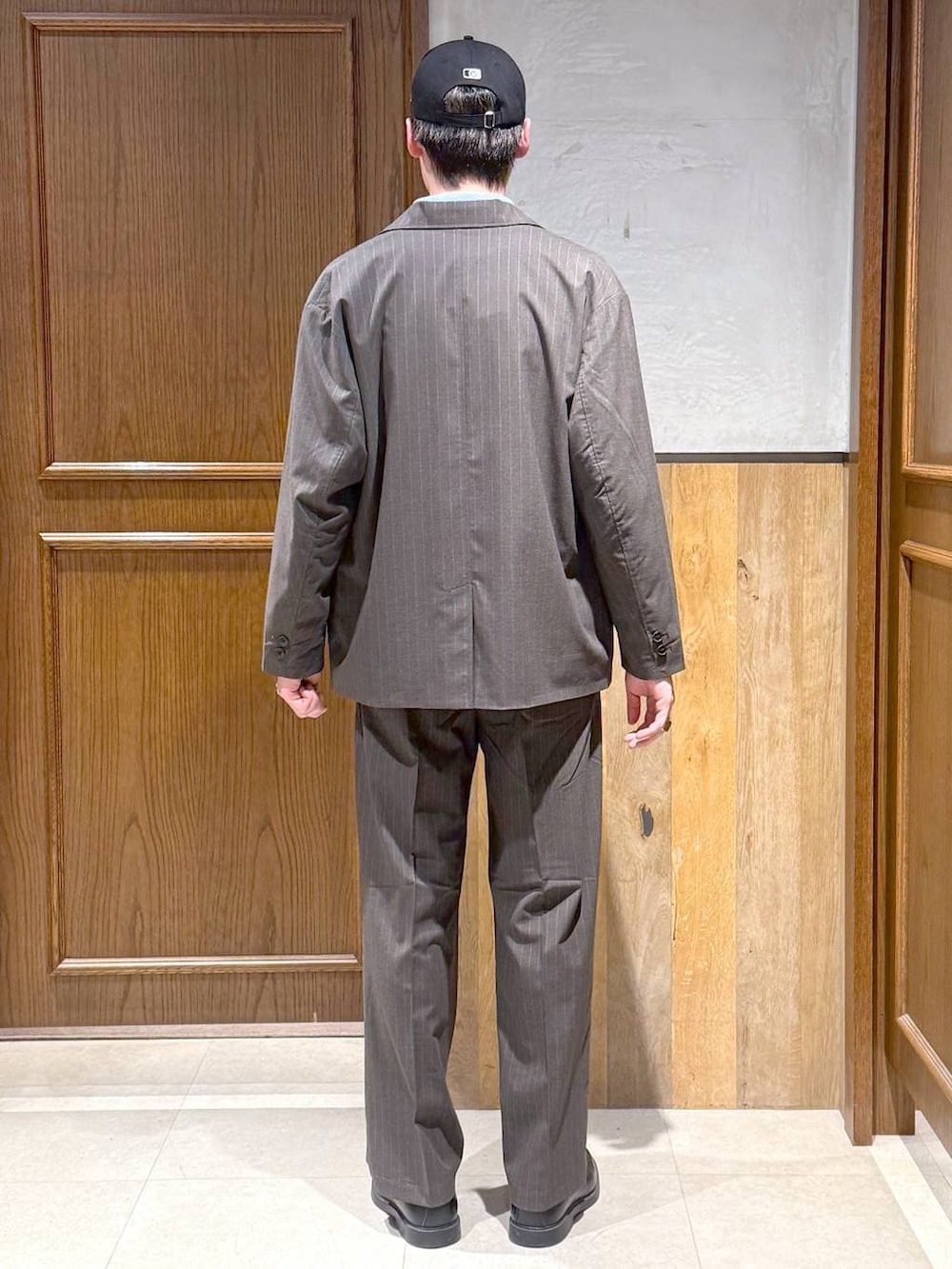 グレー系のテーラードジャケット、グレー系のニット/セーター、グレー系のスラックスを着用したメンズの冬コーディネートの4枚目の写真