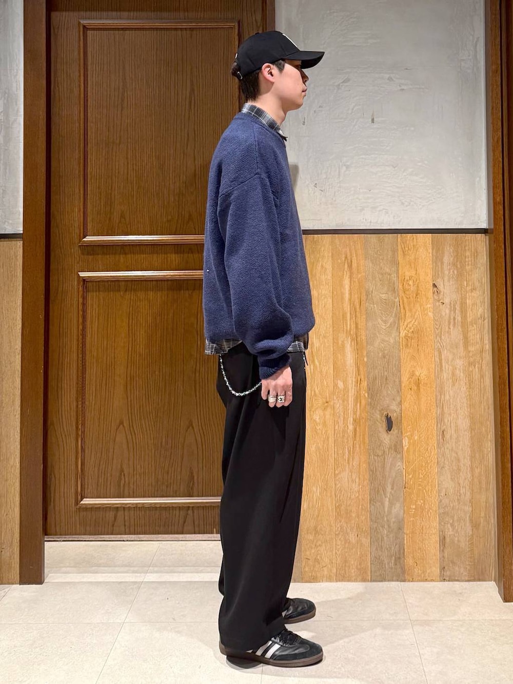 ブラック系のシャツ/ブラウス、ブラック系のスラックス、ブルー系のニット/セーターを着用したメンズの秋コーディネートの6枚目の写真