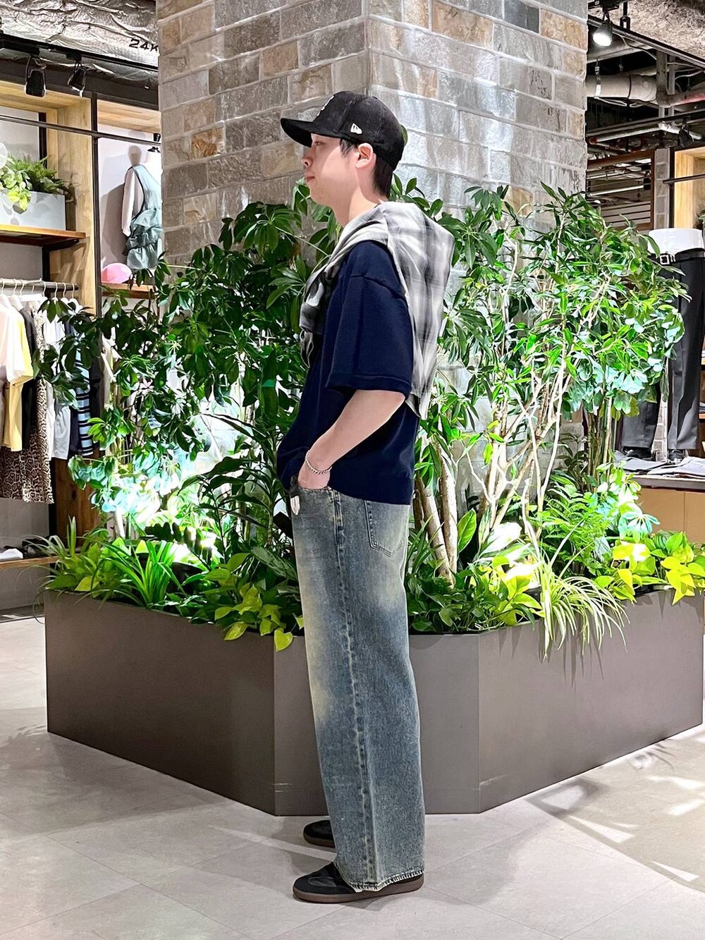 ホワイト系のシャツ/ブラウス、ブルー系のデニムパンツ、ブルー系のポロシャツを着用したメンズの春コーディネートの5枚目の写真