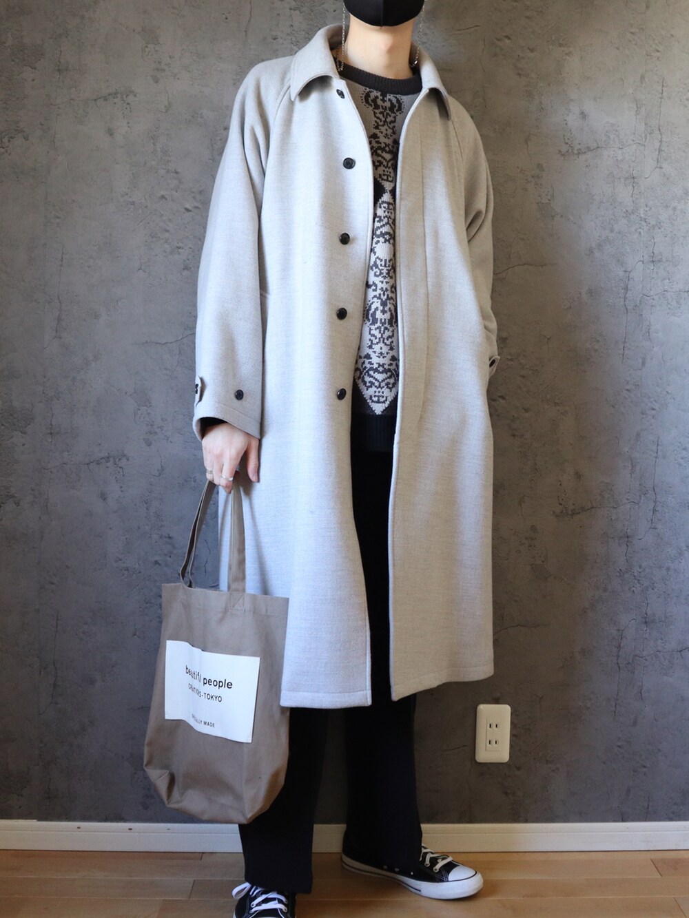 グレー系のニット/セーター、グレー系のその他アウター、ブラック系のその他パンツを着用したメンズの冬コーディネートの2枚目の写真