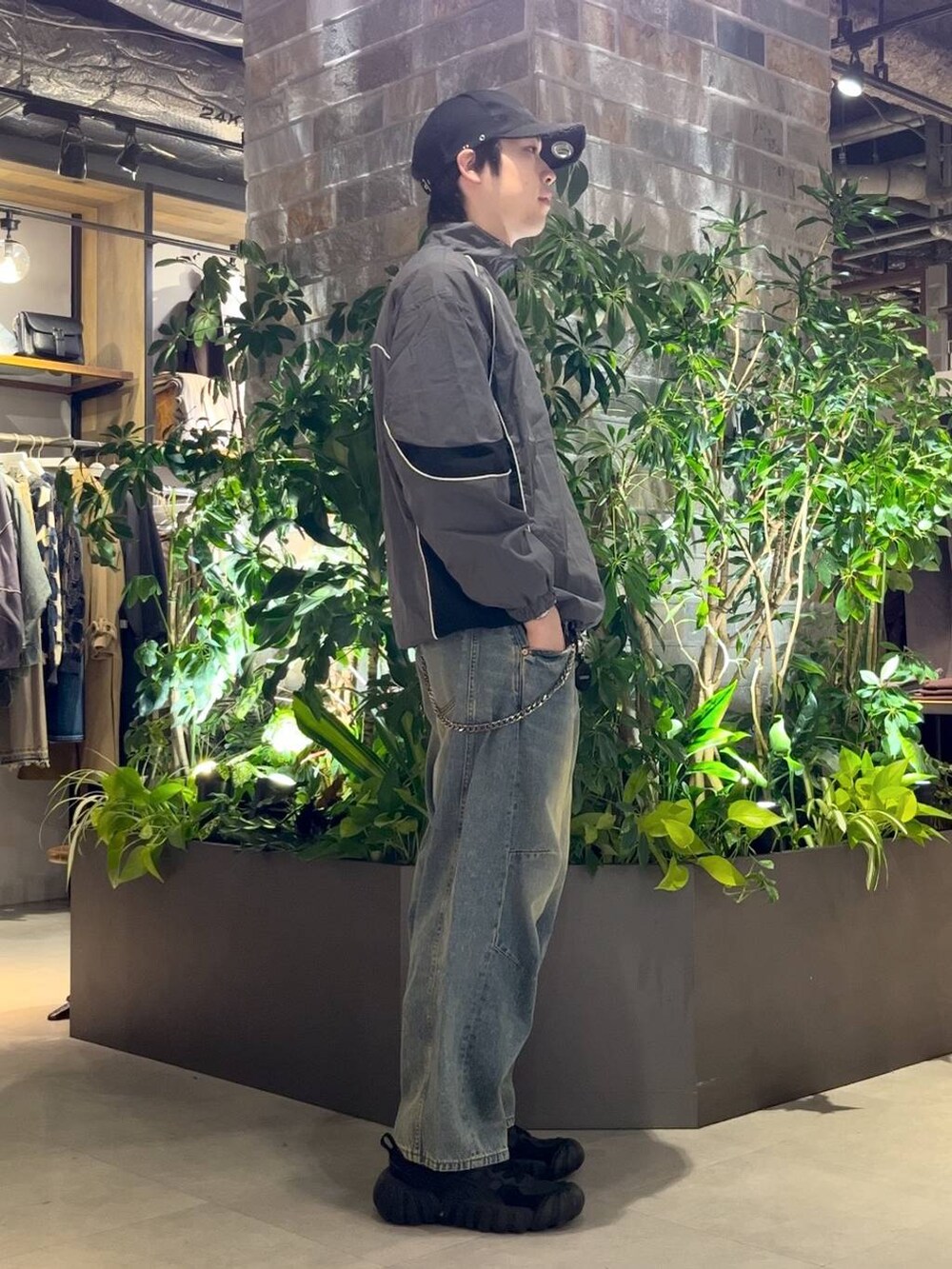 ブルー系のデニムパンツ、グレー系のスウェットを着用したメンズの秋コーディネートの5枚目の写真