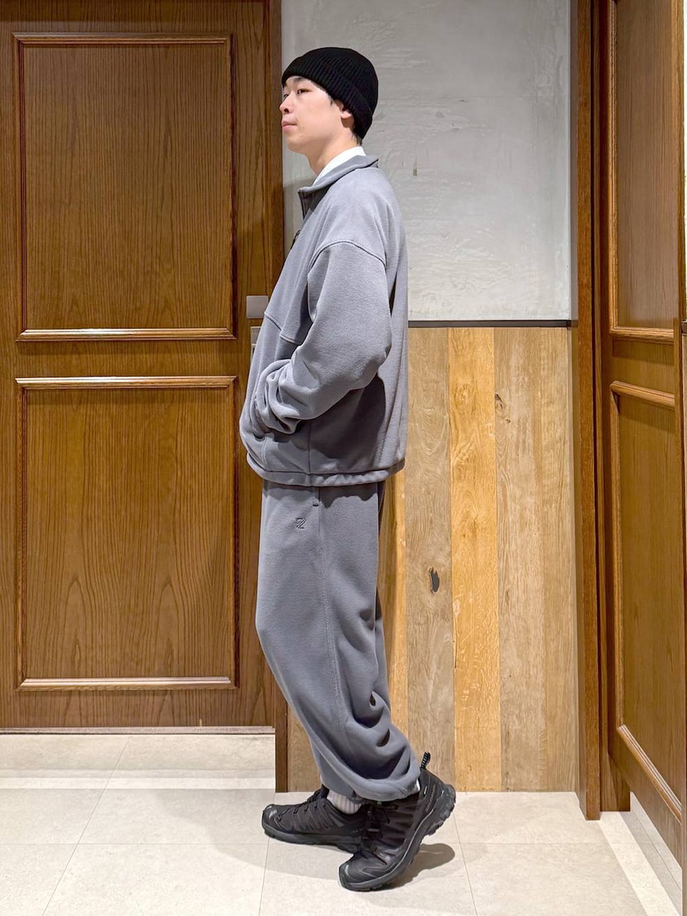 ブルー系のシャツ/ブラウス、グレー系のブルゾンを着用したメンズの秋コーディネートの5枚目の写真