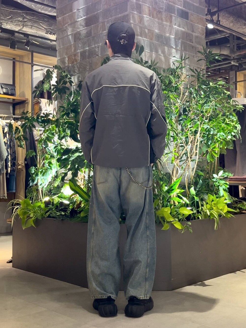 ブルー系のデニムパンツ、グレー系のスウェットを着用したメンズの秋コーディネートの4枚目の写真