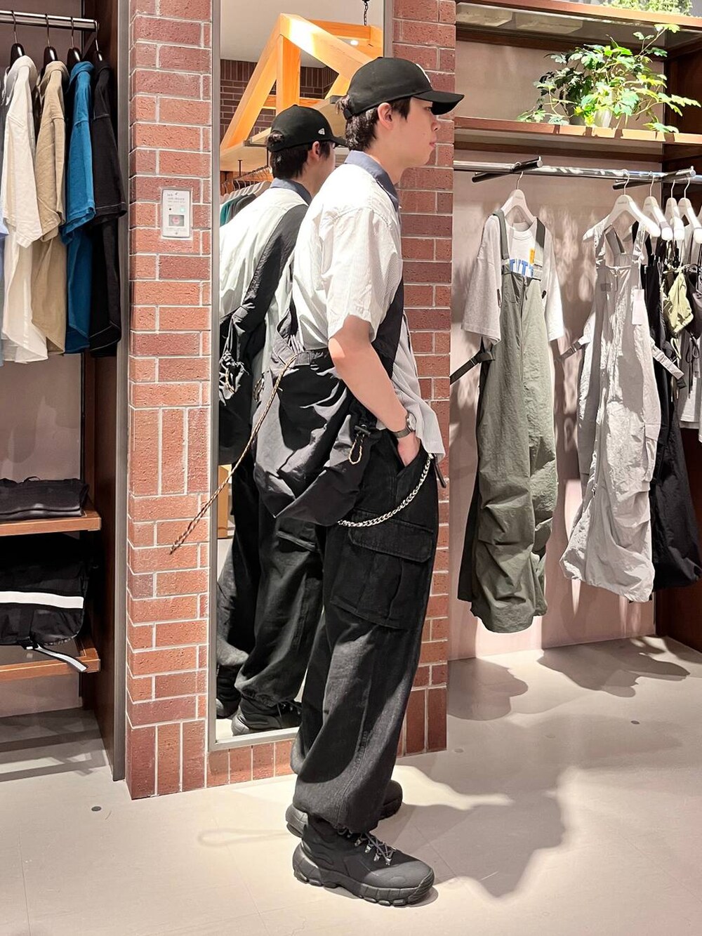 グレー系のデニムパンツ、ブラック系のショルダーバッグ、グレー系のシャツ/ブラウスを着用したメンズの夏コーディネートの4枚目の写真