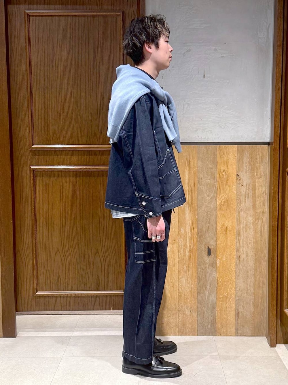 ブルー系のシャツ/ブラウス、ブルー系のデニムパンツ、ブルー系のデニムジャケットを着用したメンズの冬コーディネートの5枚目の写真