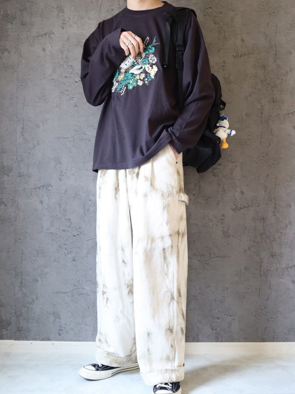 ベージュ系のその他パンツ、その他のTシャツ/カットソー、その他のおもちゃを着用したメンズの夏コーディネートの3枚目の写真