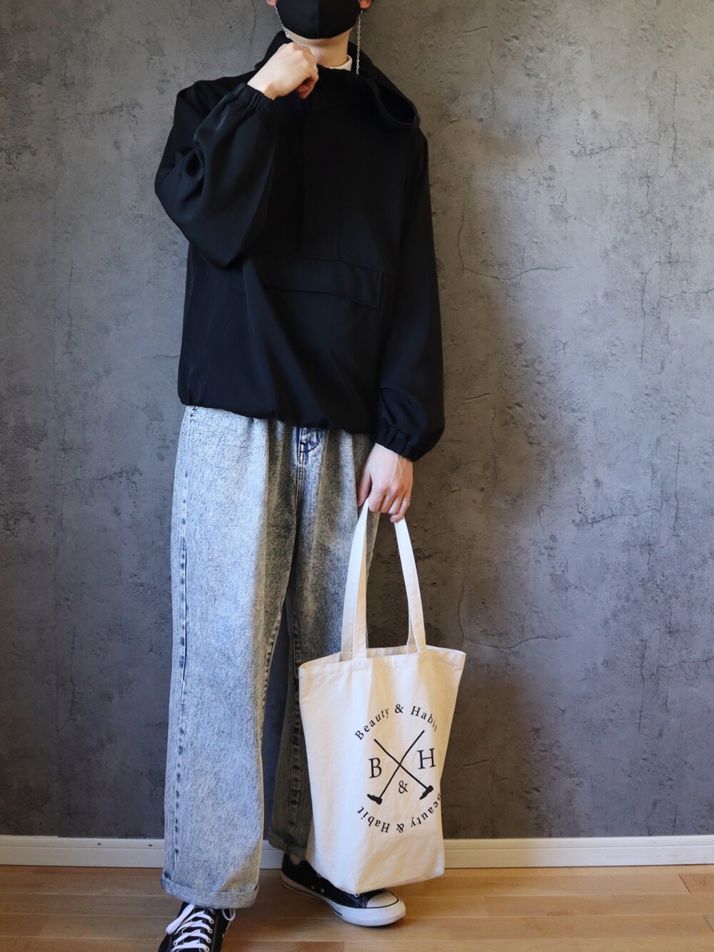 ブラック系のその他トップス、ブルー系のデニムパンツ、ホワイト系のTシャツ/カットソーを着用したメンズの冬コーディネートの2枚目の写真