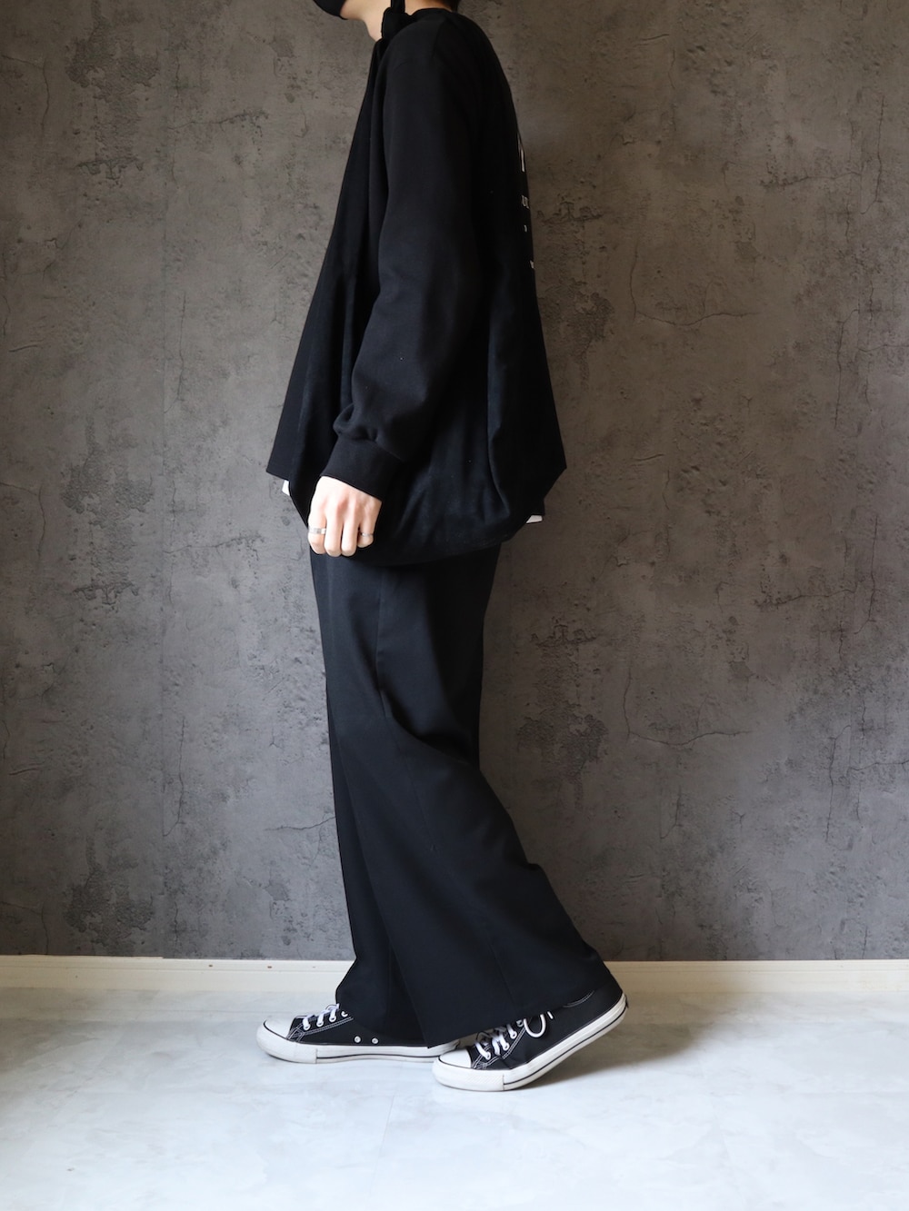 ブラック系のTシャツ/カットソー、ブラック系のスラックス、その他のおもちゃを着用したメンズの春コーディネートの2枚目の写真