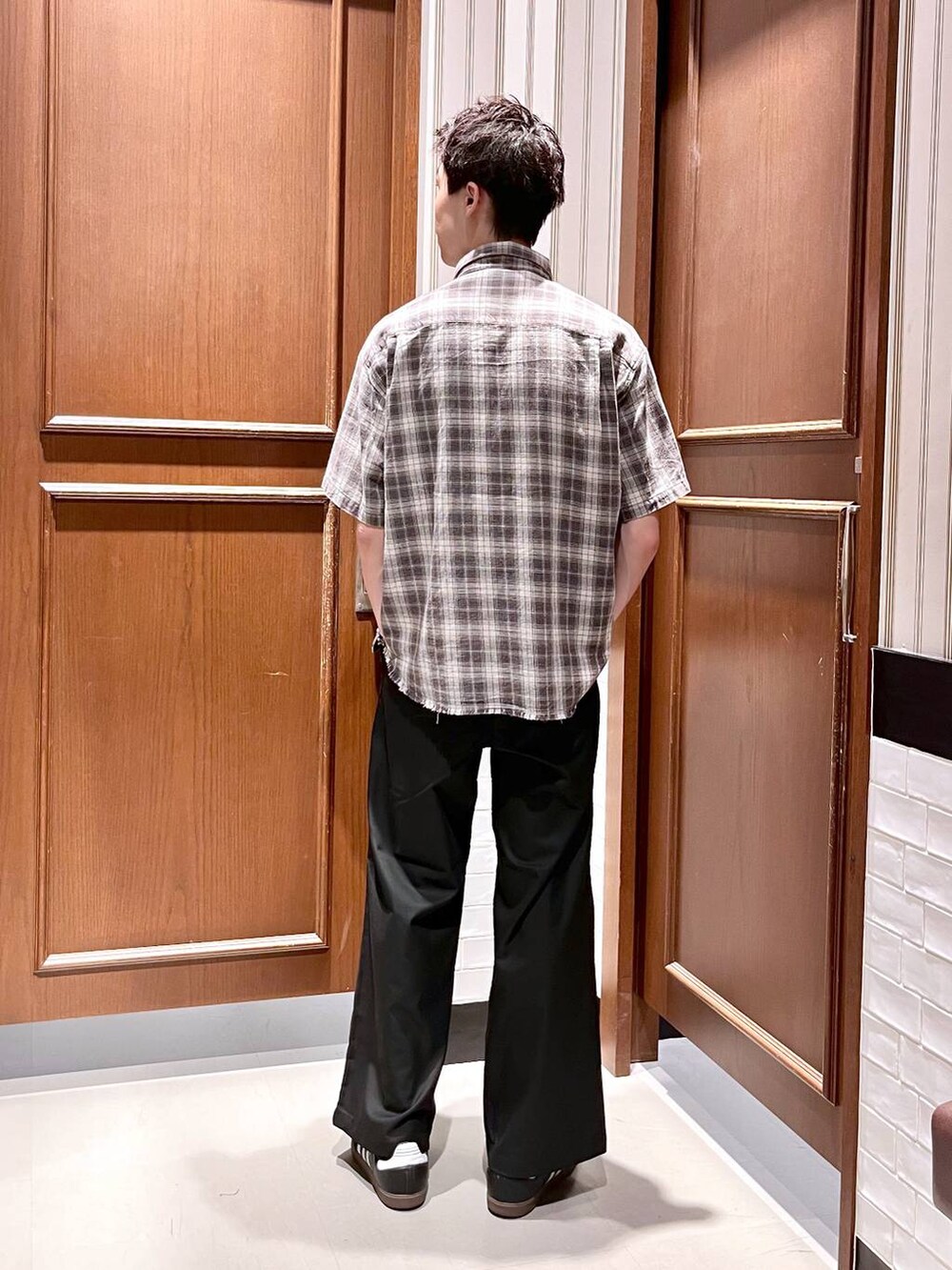 ブラック系のスラックス、グレー系のシャツ/ブラウスを着用したメンズの夏コーディネートの4枚目の写真