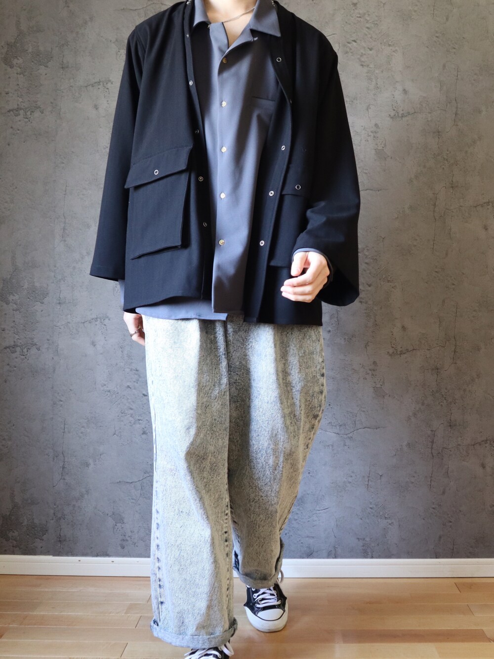ブルー系のデニムパンツ、ブラック系のカーディガン/ボレロ、ブルー系のシャツ/ブラウスを着用したメンズの春コーディネートの3枚目の写真