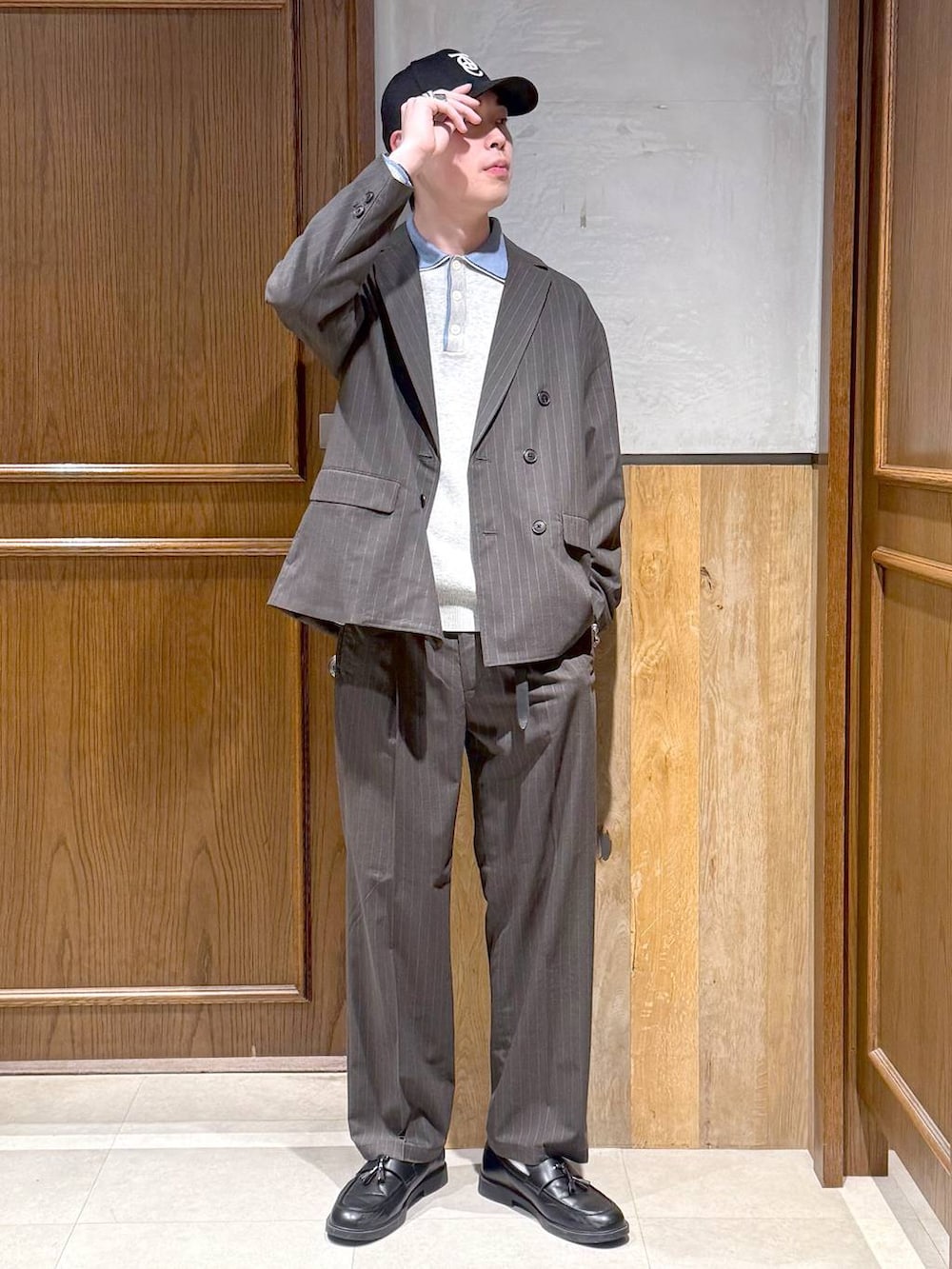 グレー系のテーラードジャケット、グレー系のニット/セーター、グレー系のスラックスを着用したメンズの冬コーディネートの6枚目の写真