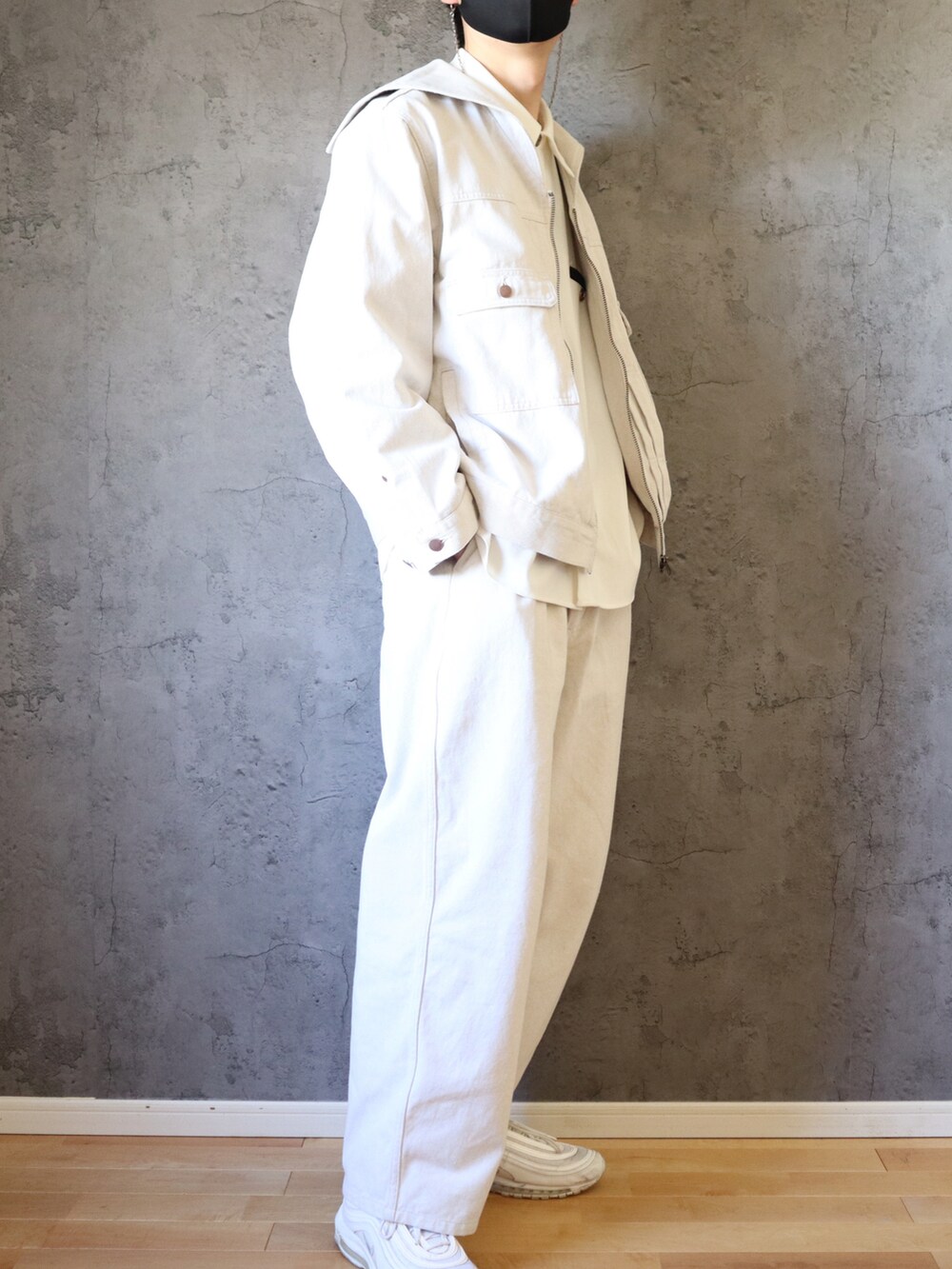 ホワイト系のブルゾン、ホワイト系のシャツ/ブラウス、ホワイト系のスラックスを着用したメンズの冬コーディネートの3枚目の写真