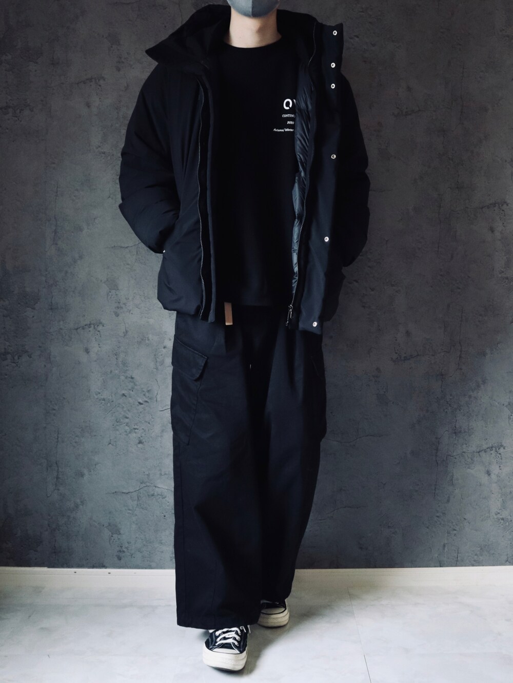 ブラック系のダウンジャケット/コート、ブラック系のカーゴパンツ、ブラック系のスニーカーを着用したメンズの冬コーディネートの3枚目の写真