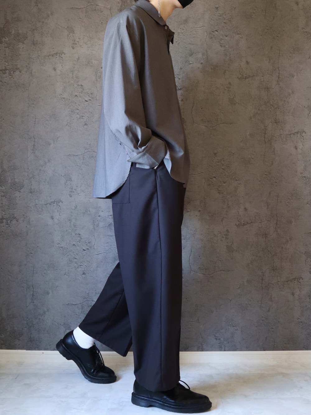 グレー系のシャツ/ブラウス、グレー系のその他パンツ、ブラック系のドレスシューズを着用したメンズの夏コーディネートの2枚目の写真