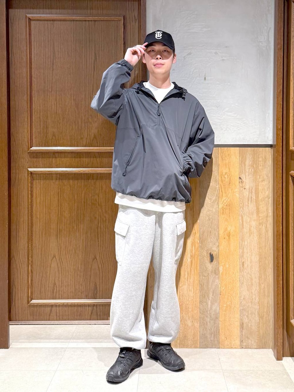 グレー系のナイロンジャケット、ホワイト系のTシャツ/カットソー、グレー系のスウェットパンツを着用したメンズの秋コーディネートの2枚目の写真