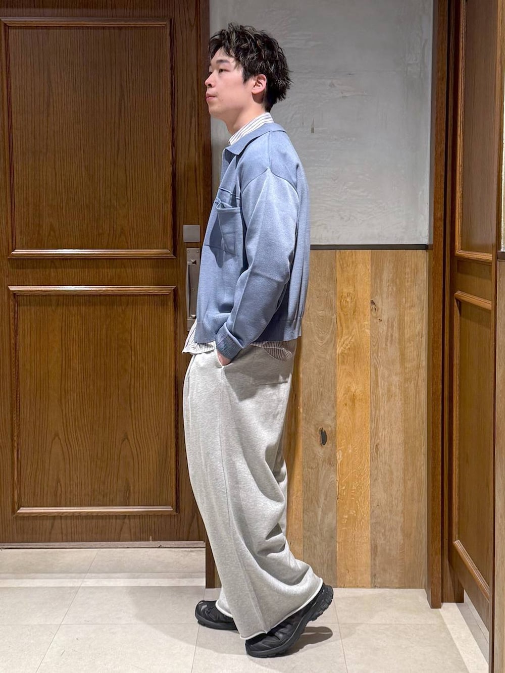 ホワイト系のシャツ/ブラウス、ブルー系のシャツ/ブラウス、グレー系のスウェットパンツを着用したメンズの春コーディネートの3枚目の写真