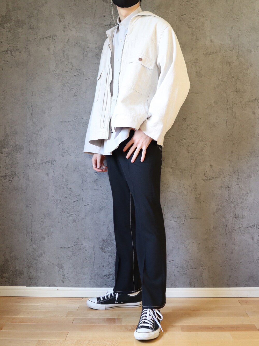 ホワイト系のブルゾン、グレー系のシャツ/ブラウス、ブラック系のその他パンツを着用したメンズの冬コーディネートの3枚目の写真