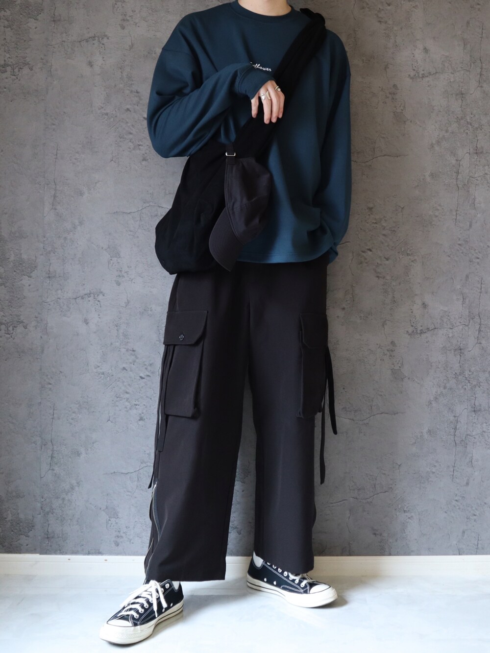 ブルー系のTシャツ/カットソー、ブラック系のカーゴパンツ、ブラック系のスニーカーを着用したメンズの秋コーディネートの3枚目の写真