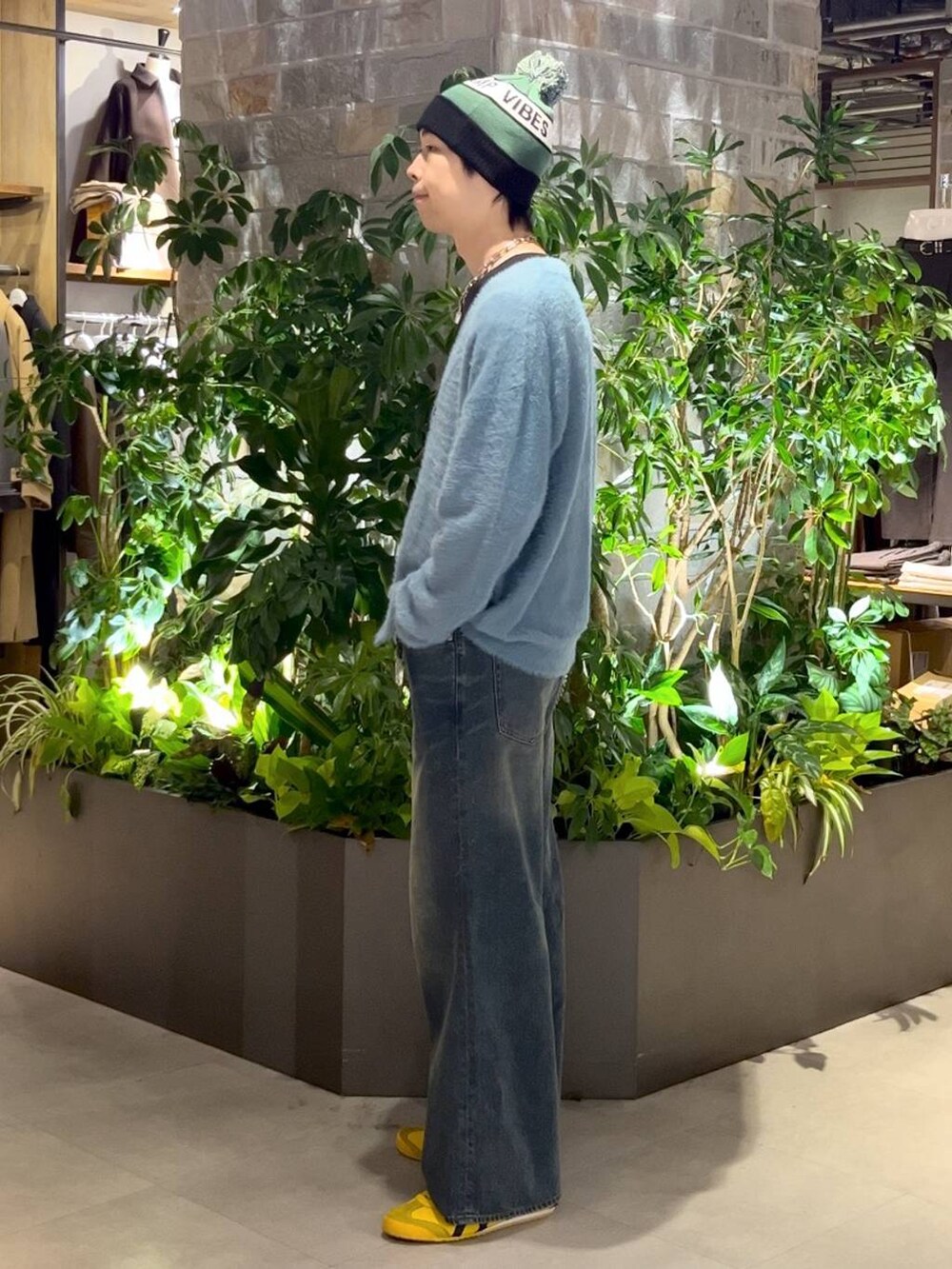 ブルー系のデニムパンツ、ブルー系のカーディガン/ボレロ、ブラック系のニットキャップ/ビーニーを着用したメンズの秋コーディネートの3枚目の写真