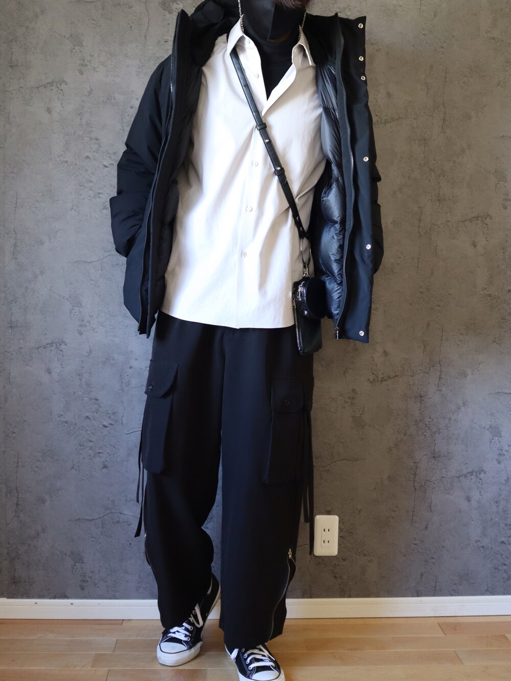 グレー系のシャツ/ブラウス、ブラック系のダウンジャケット/コート、ブラック系のカーゴパンツを着用したメンズの冬コーディネートの3枚目の写真