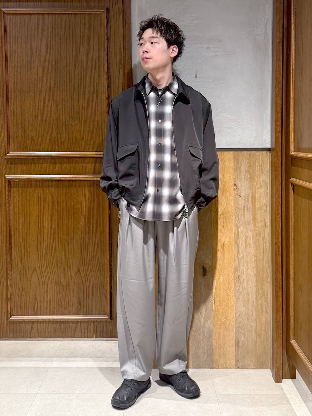 ブラック系のブルゾン、ブラック系のシャツ/ブラウス、グレー系のスラックスを着用したメンズの春コーディネートの2枚目の写真