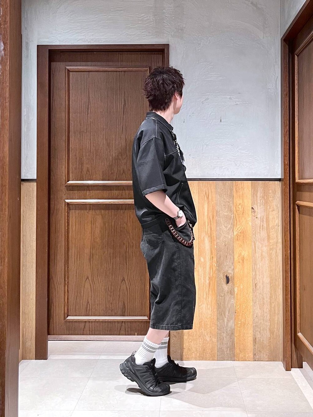 ブラック系のスニーカー、ブラック系のシャツ/ブラウス、ブラック系のその他パンツを着用したメンズの夏コーディネートの5枚目の写真