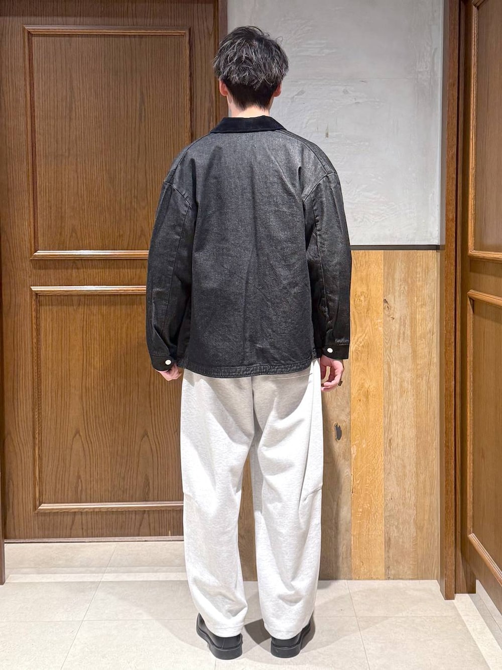 ブラック系のブルゾン、ブラック系のニット/セーター、グレー系のスウェットパンツを着用したメンズの冬コーディネートの5枚目の写真