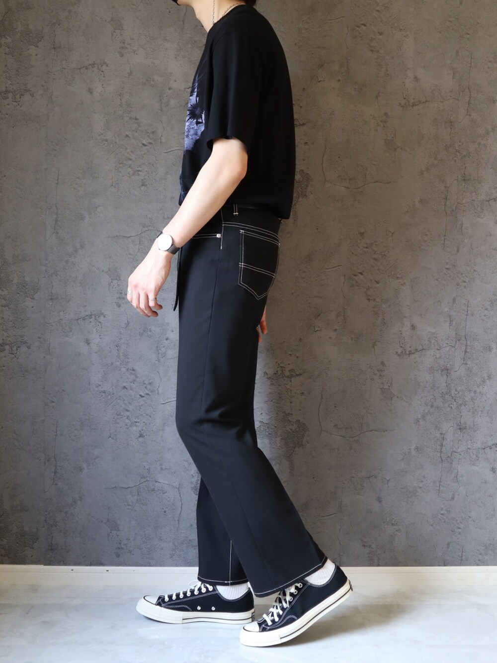ブラック系のTシャツ/カットソー、ブラック系のその他パンツ、ブラック系のスニーカーを着用したメンズの春コーディネートの2枚目の写真
