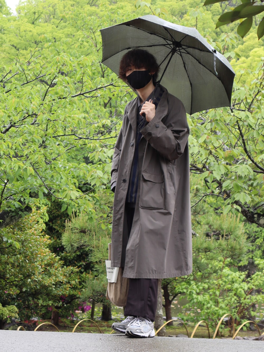 グレー系のトレンチコート、ブルー系のベスト、グレー系のシャツ/ブラウスを着用したメンズの春コーディネートの3枚目の写真