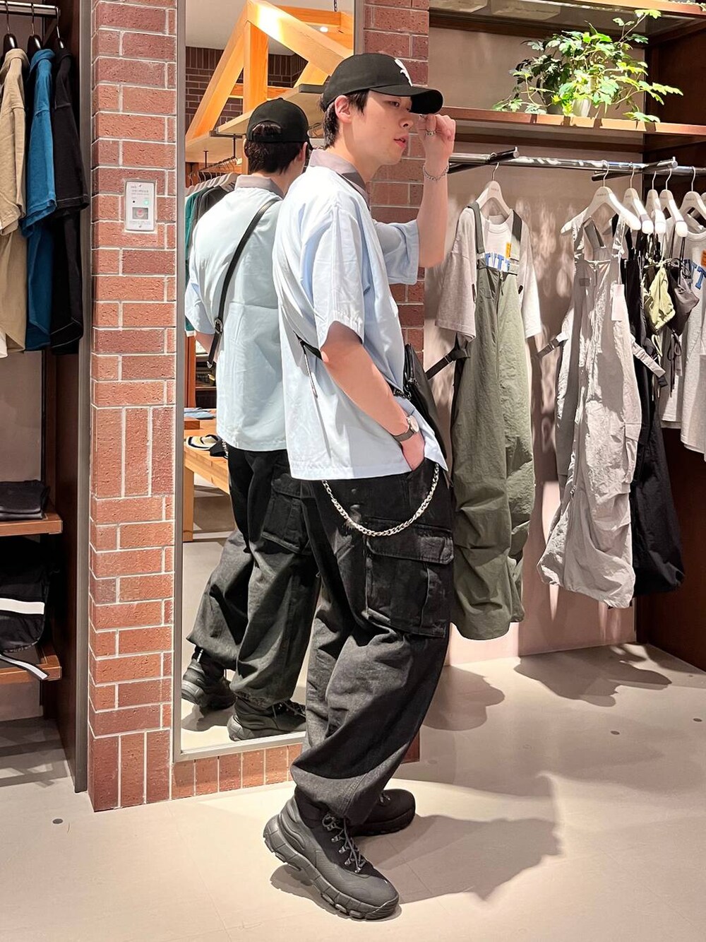 グレー系のデニムパンツ、ブルー系のシャツ/ブラウス、ブラック系のショルダーバッグを着用したメンズの夏コーディネートの6枚目の写真