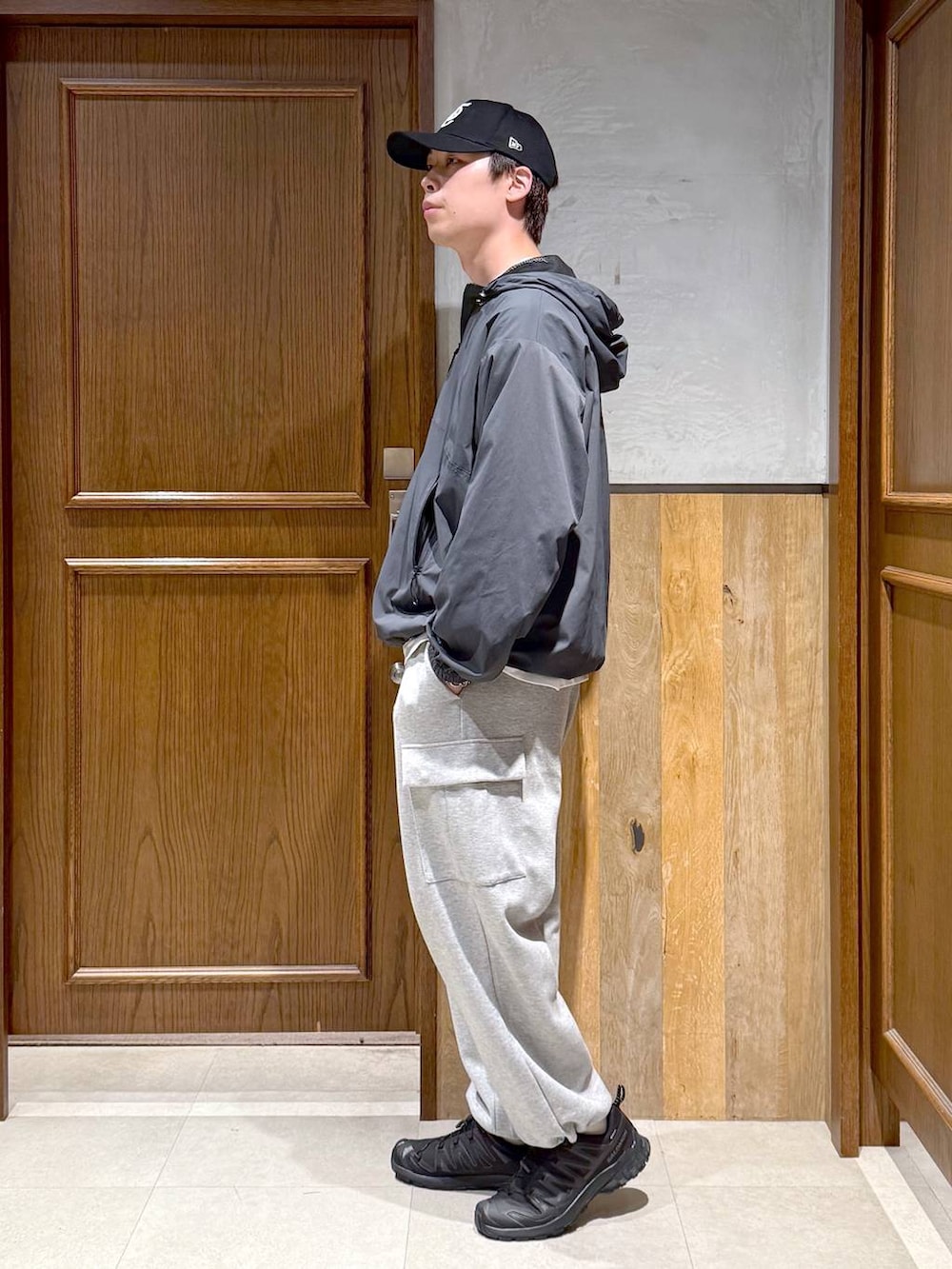 グレー系のナイロンジャケット、ホワイト系のTシャツ/カットソー、グレー系のスウェットパンツを着用したメンズの秋コーディネートの5枚目の写真