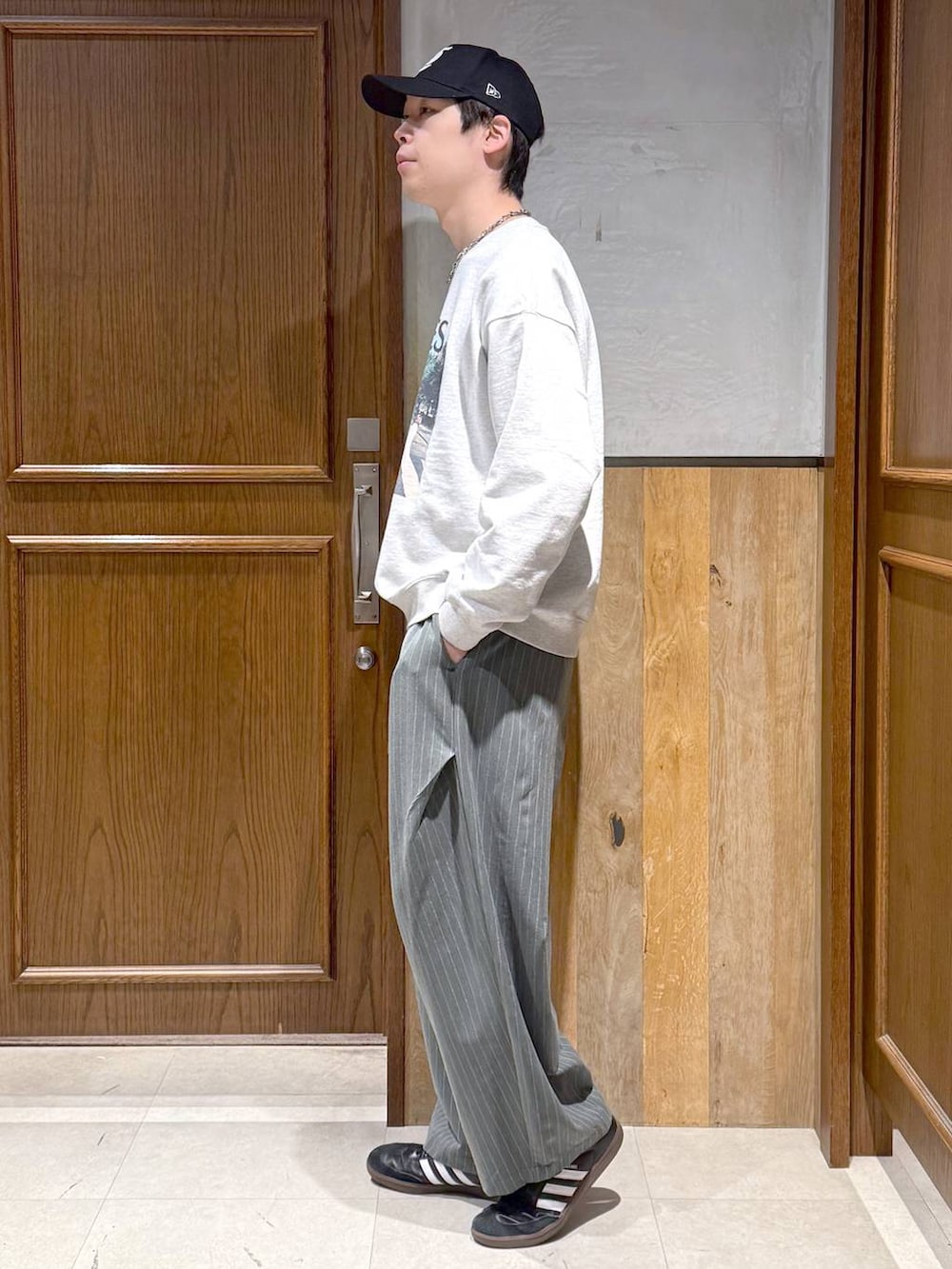 その他のスウェット、グレー系のスラックスを着用したメンズの冬コーディネートの4枚目の写真