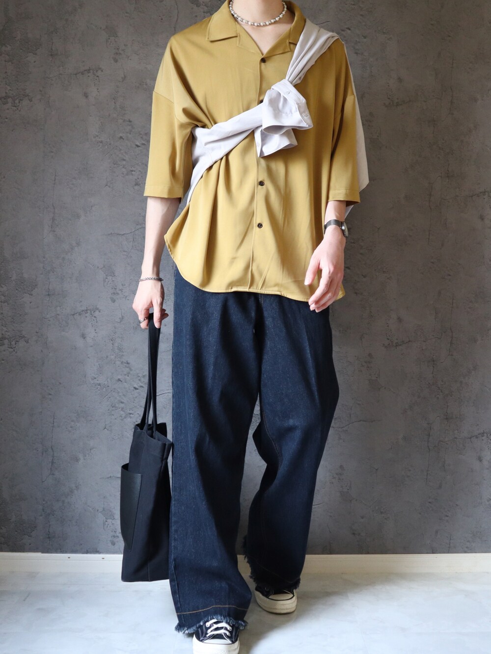 イエロー系のシャツ/ブラウス、グレー系のシャツ/ブラウス、ブルー系のデニムパンツを着用したメンズの春コーディネートの2枚目の写真